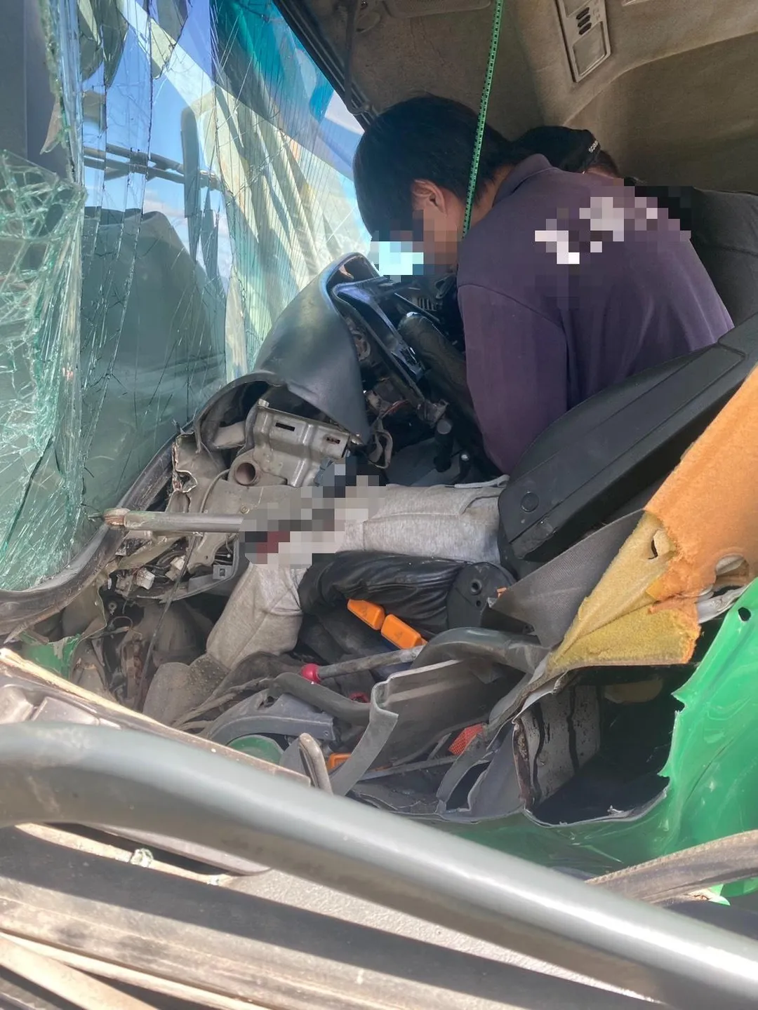 司機受傷受困車內慘狀。（圖／記者爆料網花東版）