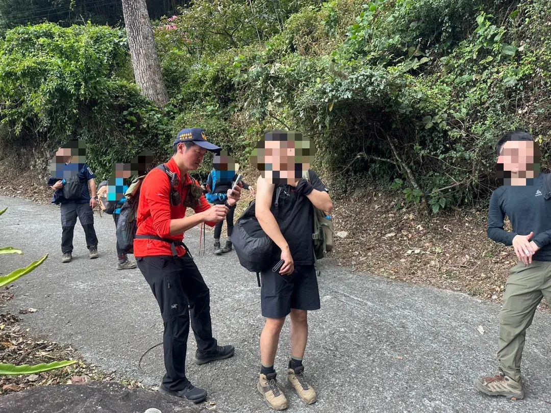 登山客行經馬崙新山線步道4.5k處被虎頭蜂螫傷。（圖／台中消防局提供）