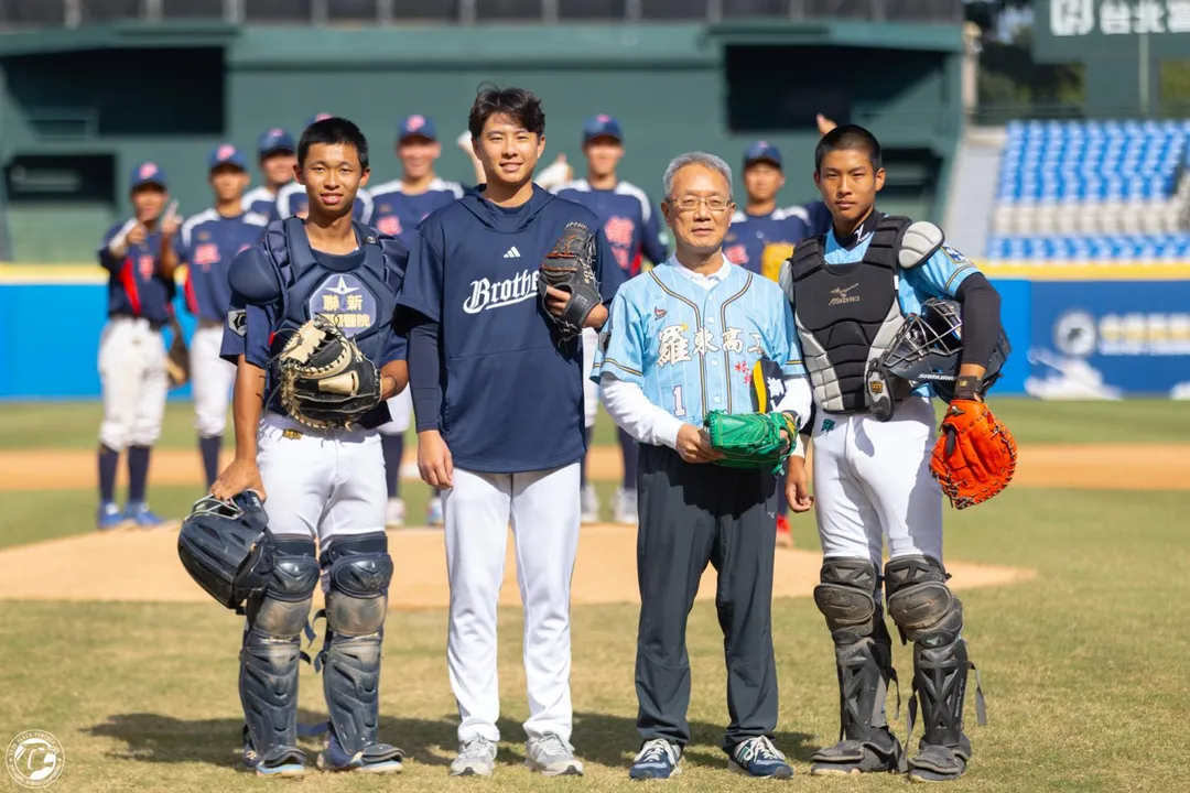 伍立辰替黑豹旗冠軍戰開球。（圖／展逸提供）