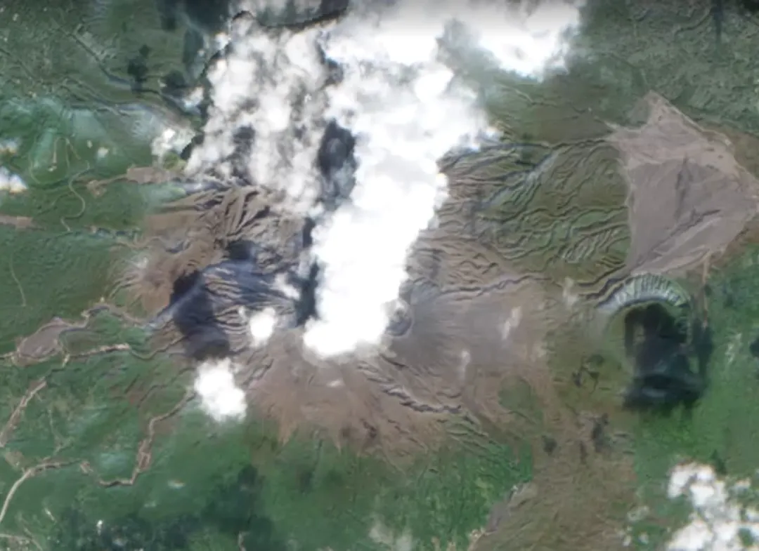 歐洲太空總署的衛星「哨兵2號」拍到日本櫻島火山口附近出現大量濃煙。（圖／資料照／路透社）