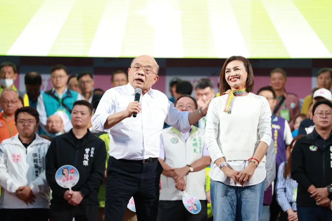 蘇貞昌為邱議瑩站台。(圖/翻攝邱議瑩臉書)