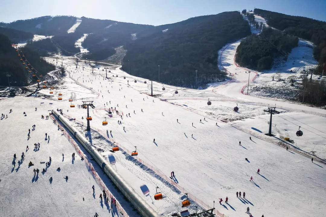 陸吉林省文旅廳規劃「冰雪假期」推動冰雪運動與相關觀光市場。圖為遊客在吉林市的中旅松花湖度假區滑雪。（圖／新華社）