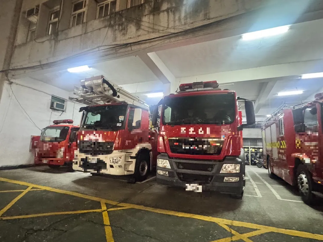 高雄市岡山區12月1日凌晨發生公寓爆炸火警，警消獲報出動大批人車灌救。（圖／消防示意圖／中天新聞）