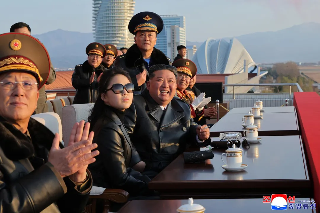 11月28日金朱愛（戴墨鏡者）隨同父親金正恩出席活動。（圖／美聯社）