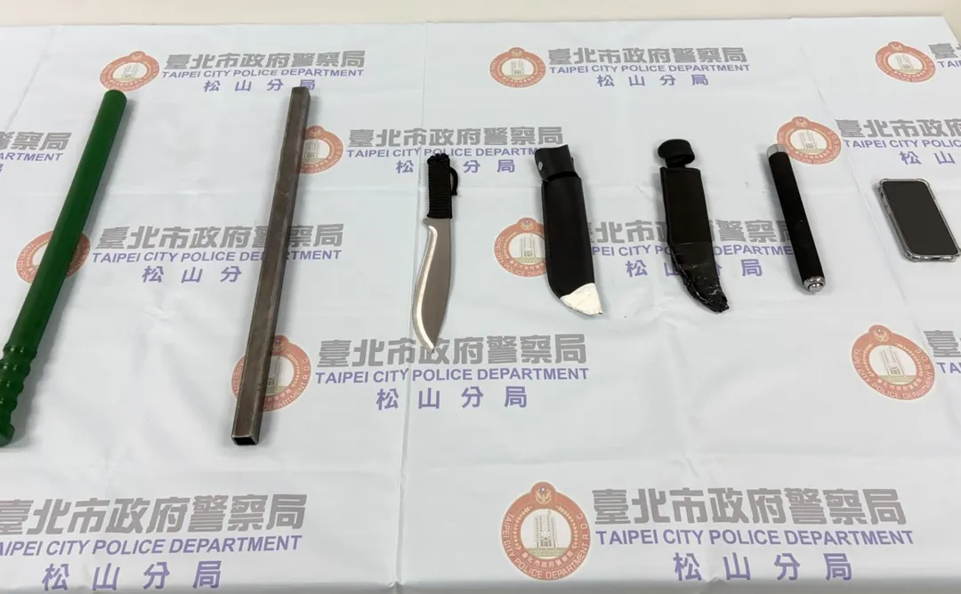 林姓嫌犯自首時交出的刀械。（圖／警方提供）