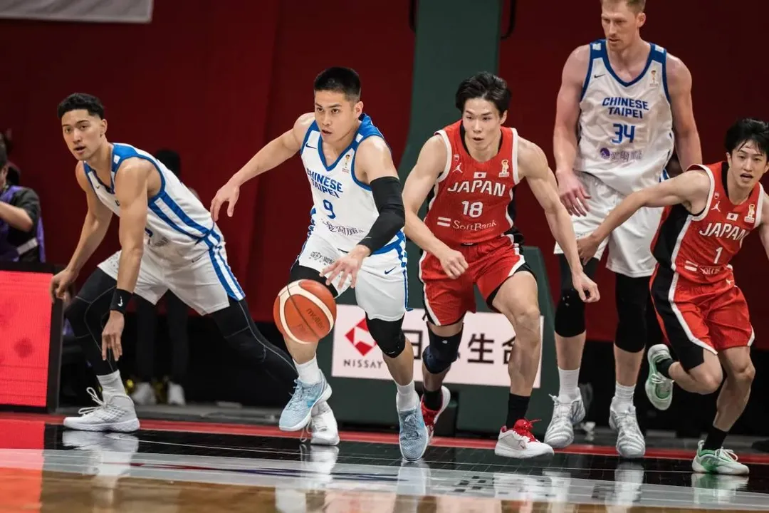 中華隊主控陳盈駿(左2)今晚在家拚復仇。(圖/翻攝自FIBA官網)