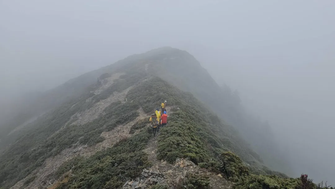 搜救人員正將郭姓校長的遺體運下山。(圖/中天新聞)