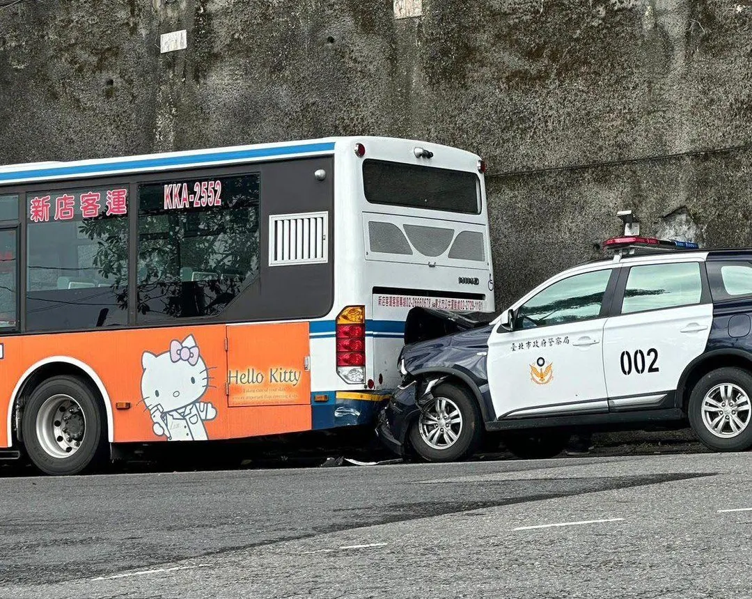 新店區1日發生的警車撞公車事故。（圖／翻攝畫面）