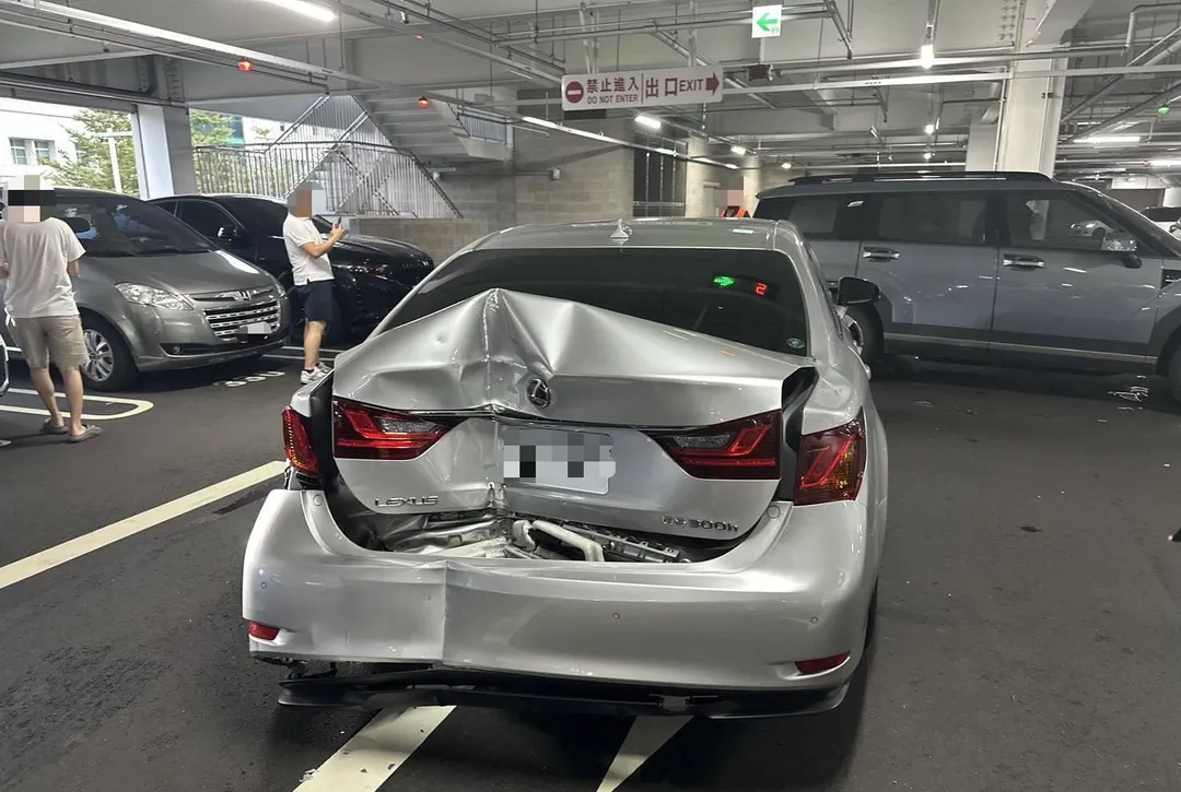 台中李姓男子毒駕，在好市多賣場停車場毒癮發作，連撞4車，幸無人受傷。（圖／警方提供）