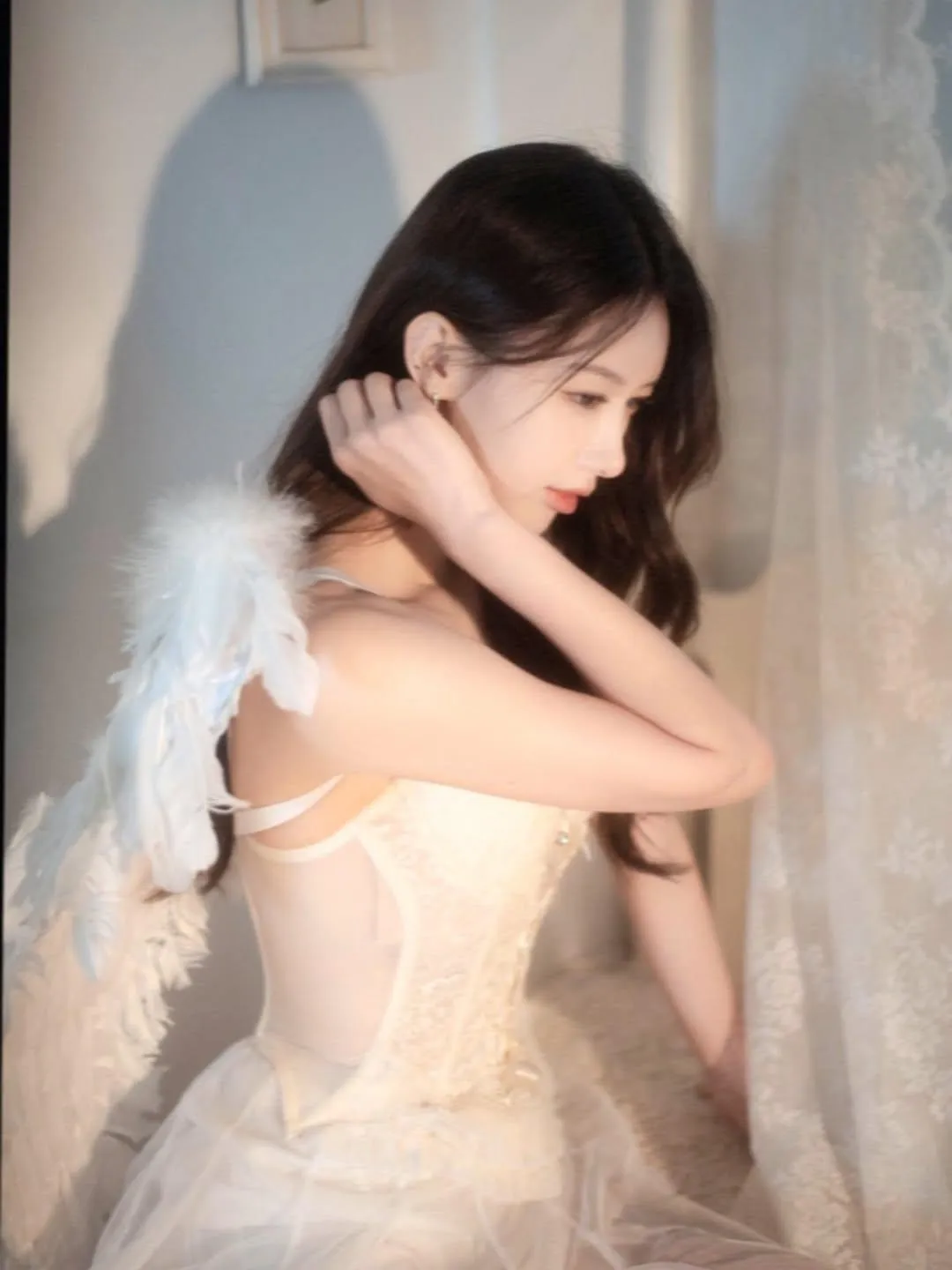 李雅英在個人IG上傳白色薄紗天使造型美照。（圖／翻攝自李雅英IG，下同）