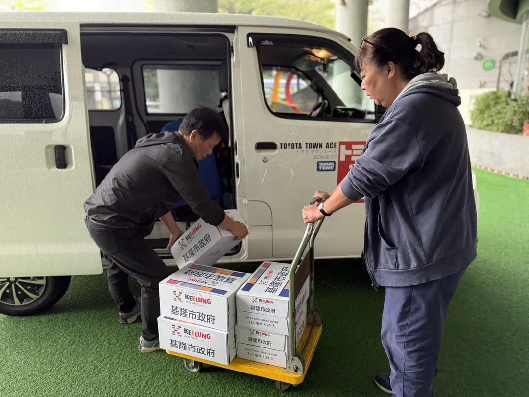 基隆市政府為維護學校用水安全，今（12/1）日調度水車及補充礦泉水至學校應變，保障廚房用水及飲用水安全。（圖／基隆市政府提供）