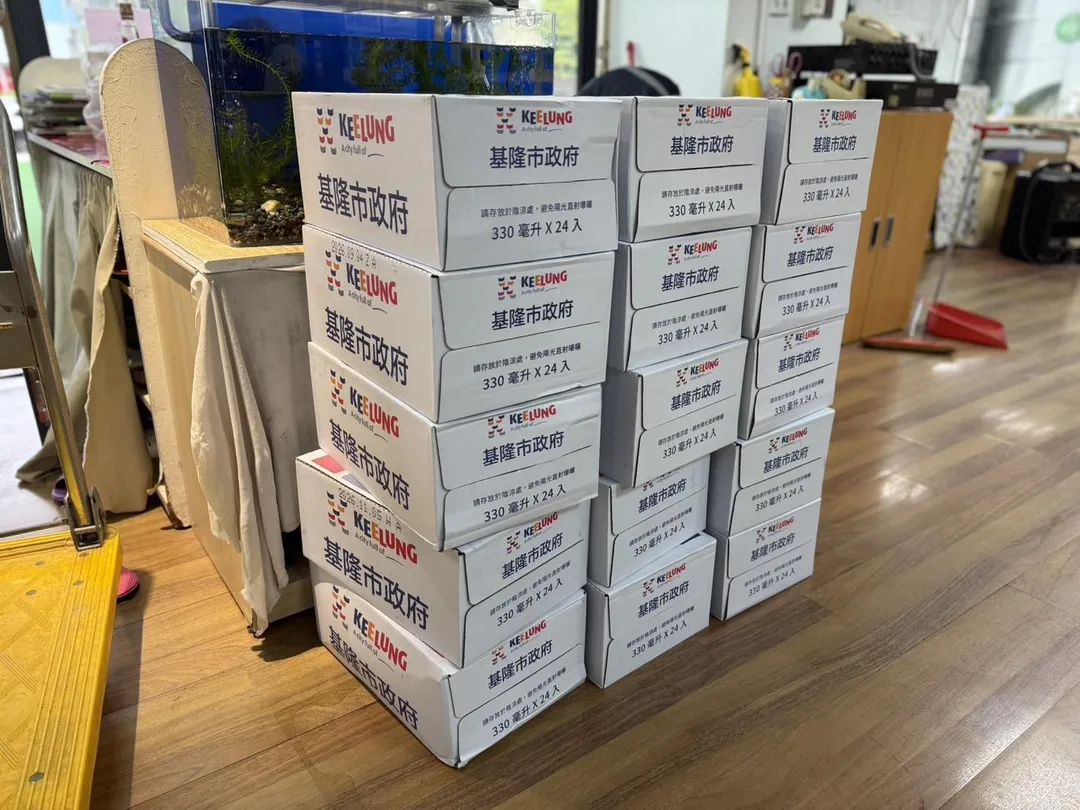 基隆市政府為維護學校用水安全，今（12/1）日調度水車及補充礦泉水至學校應變，保障廚房用水及飲用水安全。（圖／基隆市政府提供）