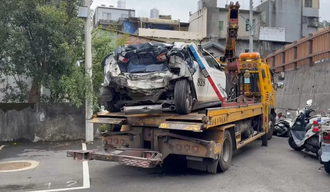 除了警車上兩名一男警和一女警受傷外，肇事的貨車駕駛也受傷送醫。（圖／中天新聞）