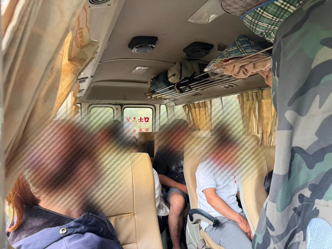 苗栗警方攔查違規中巴,未料一上車竟發現22名乘客全是失聯移工。(圖/警方提供)