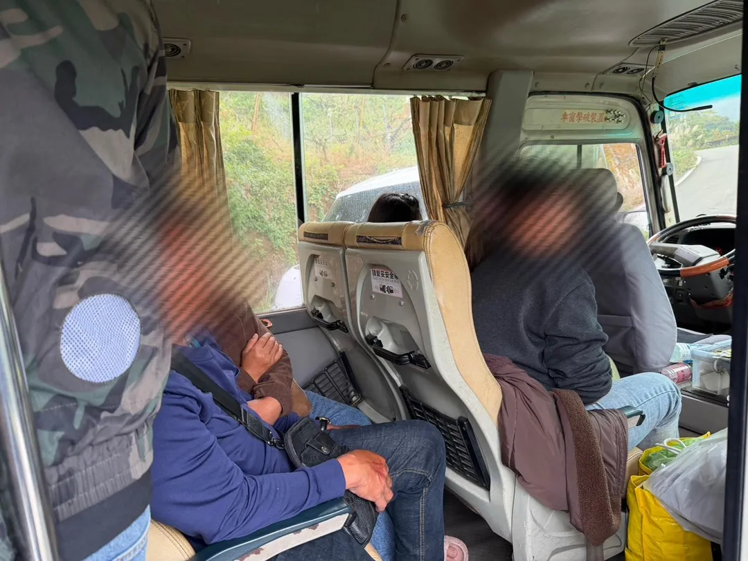 這輛中巴駕駛違規,被員警攔查,車上載的全是要去採生薑的移工,沒想到警方一查全是失聯移工,通通移送移民署專勤隊。(圖/警方提供)