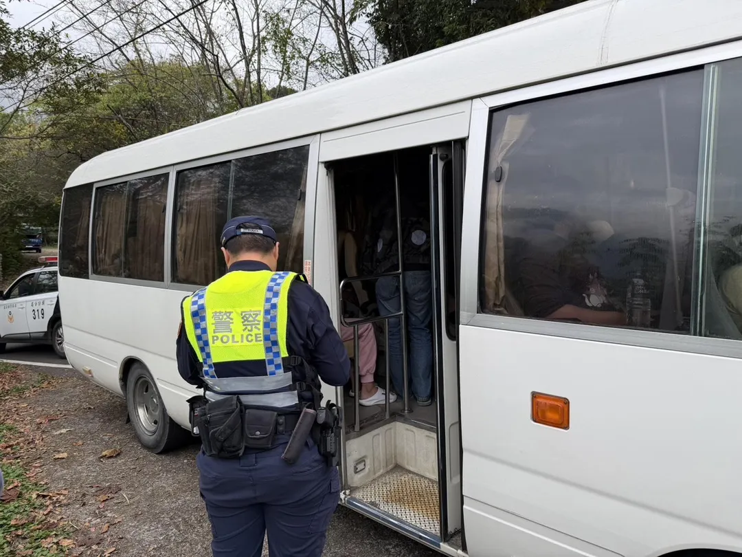苗栗警方攔查違規中巴,未料一上車竟發現22名乘客全是失聯移工。(圖/警方提供)