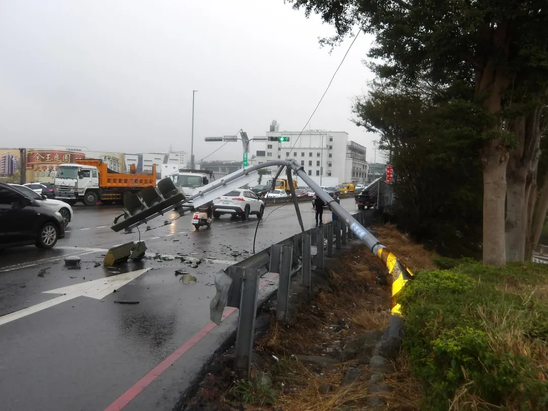 台中市外埔區今日發生車禍，轎車自撞號誌桿，電纜被另一輛大貨車勾到，導致路口另一側號誌桿也遭拉斷傾倒。（圖／警方提供）