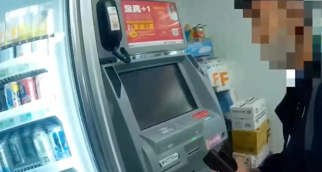 馬來西亞籍男子來台當詐騙集團車手，在便利商店提款時，被眼尖員警發現行跡可疑，當場逮捕。（圖／警方提供）