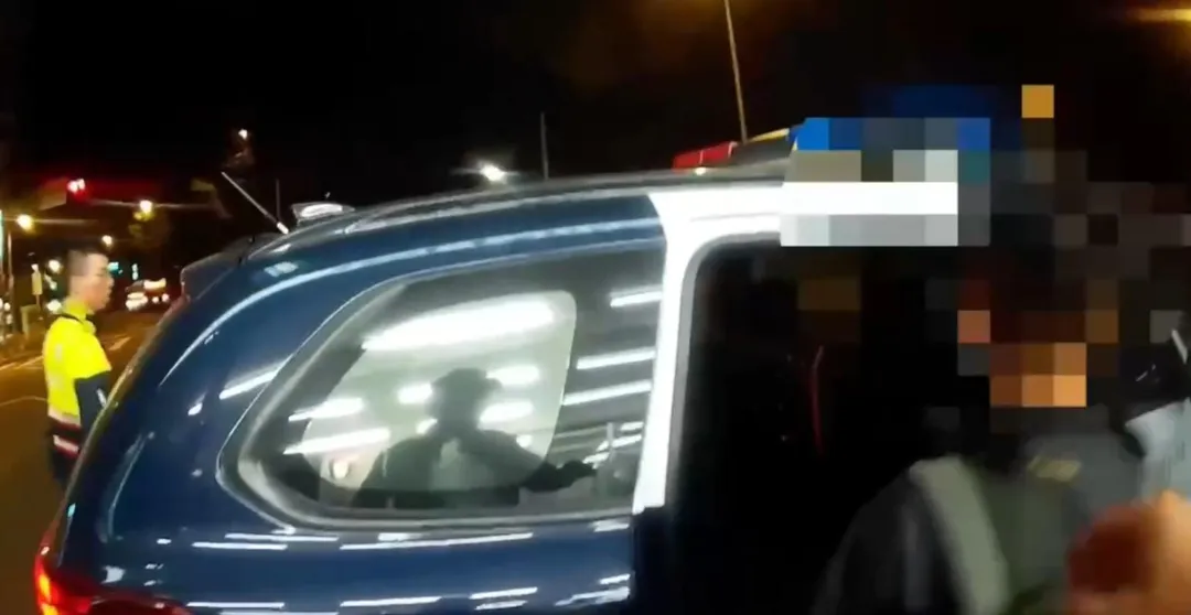 馬來西亞籍男子來台當詐騙集團車手，在便利商店提款時，被眼尖員警發現行跡可疑，當場逮捕。（圖／警方提供）