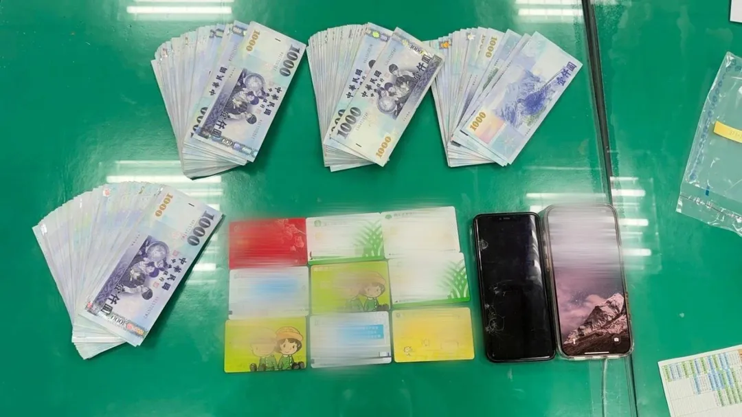 馬來西亞籍男子來台當詐騙集團車手，在便利商店提款時，被眼尖員警發現行跡可疑，當場逮捕。（圖／警方提供）