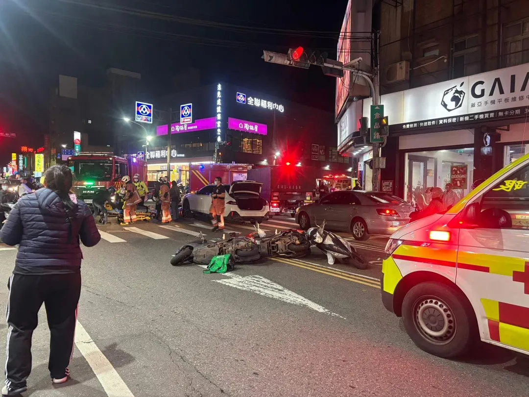 新竹市晚間發生轎車撞上兩輛機車的車禍，造成5人受傷送醫。（圖／翻攝照片）