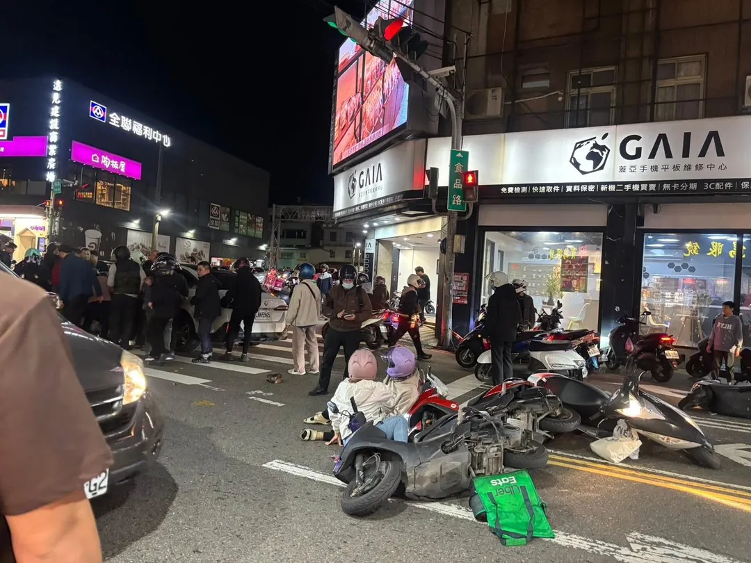 新竹市晚間發生轎車撞上兩輛機車的車禍，造成5人受傷送醫，還有人當場被捲進車底。（圖／翻攝照片）