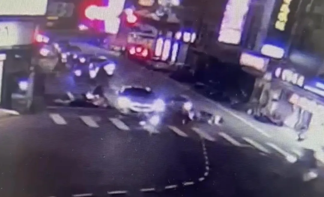 正在停等紅燈的機車，整排被轎車撞倒，造成5人受傷。（圖／翻攝畫面）