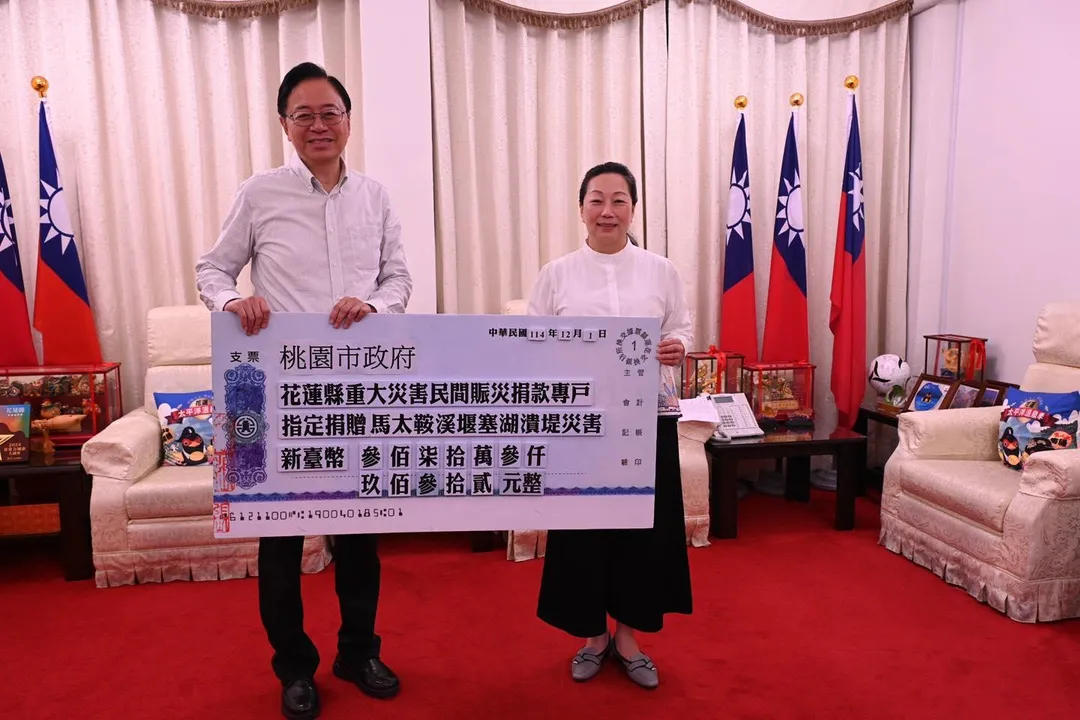 桃園市長張善政今日到花蓮代表桃園市政府捐款370多萬至花蓮縣政府重大災害民間賑災捐款專戶。(圖/徐榛蔚臉書)