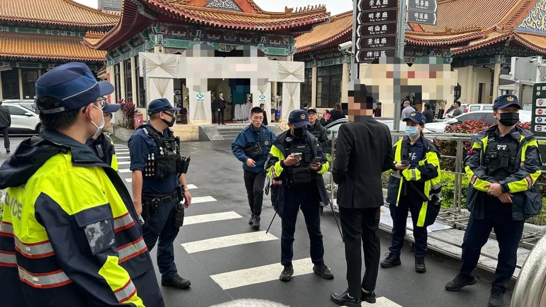 警方1日在「寶勝」出殯現場盤查幫派分子。（圖／警方提供）