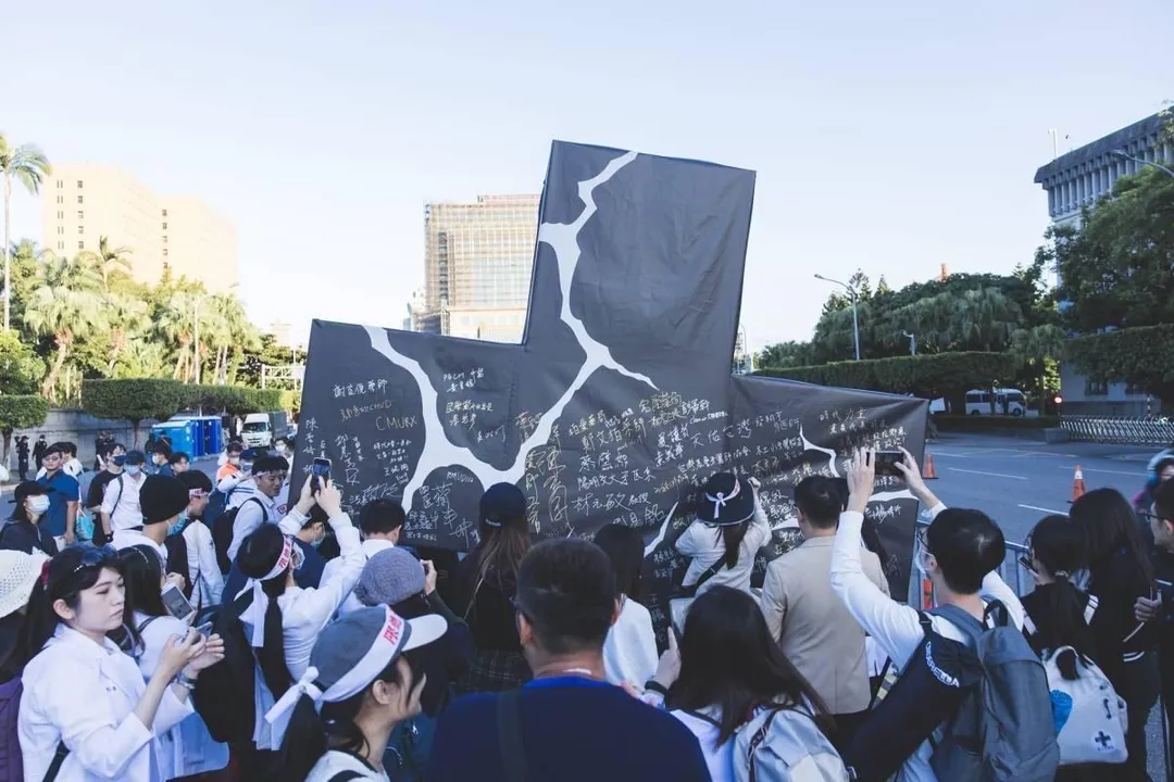 醫界示警，指衛福部推動的「特管法強制評鑑」，以「保障民眾安全」為名，推動強制評鑑、甚至拋出「做得好，何必害怕評鑑？」的口號，實質卻是黑箱授權、圖利內定機構，意圖掌控醫療產業生死，醫界怒批「完全不可接受」，醫療基層認為需要輔導，而不是打壓和強制，不然發自基層的「黑十字運動」會在凱道再次怒吼。(圖/台灣美容外科醫學會提供)