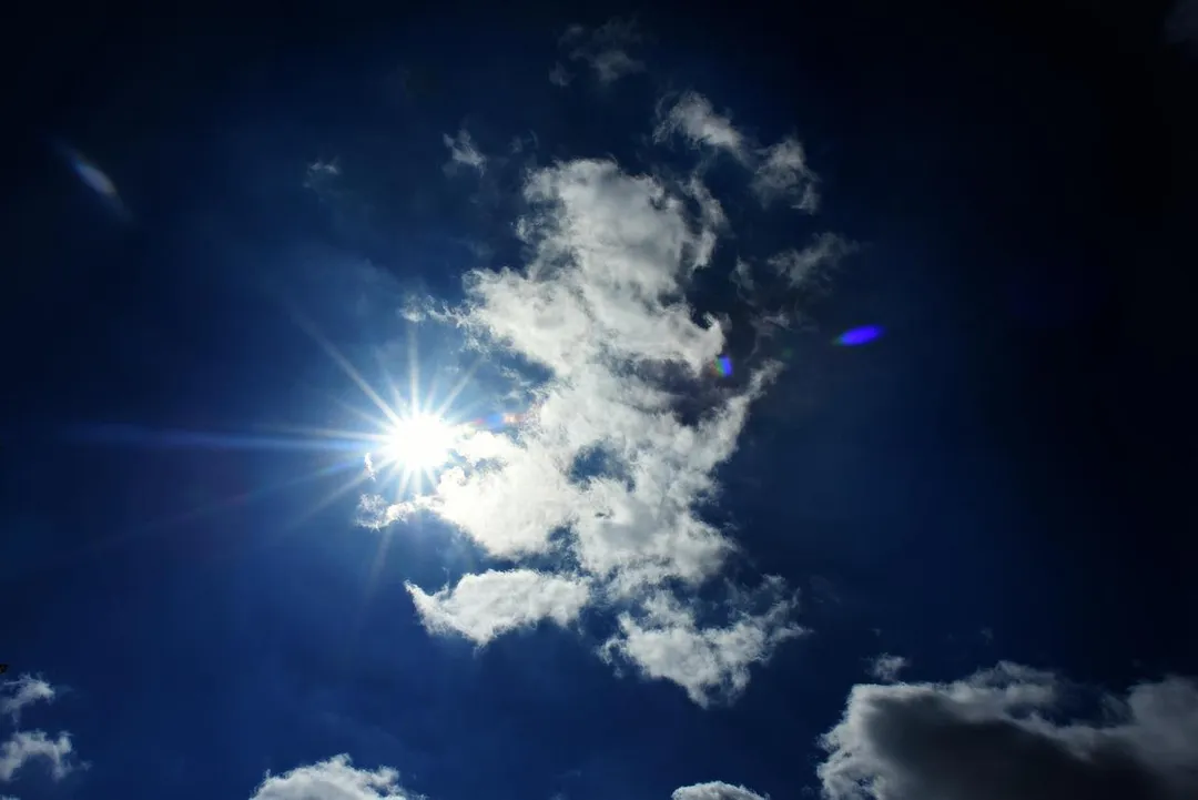 研究中的每天維生素D劑量相當於一個人在夏日陽光下曬約15分鐘所能產生的量。（示意圖／Pixabay）