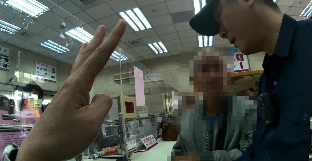 彰化一名七旬陳男在上個月前往台銀欲辦理解優存借資，由於他神情緊張引起保七駐警與行員注意。(圖/翻攝畫面)