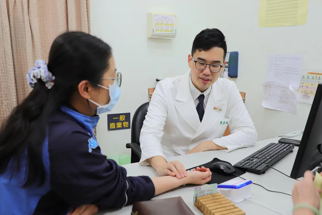 龔彥綸醫師強調,面對慢性痠痛,在尋求專業中醫師進行針傷科治療之外,更要審視飲食習慣。(圖/花蓮慈濟醫院)