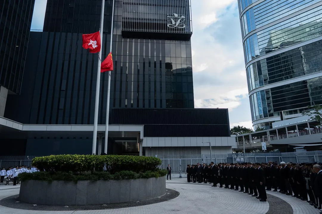 港府降半旗悼念罹難者。（圖／美聯社）