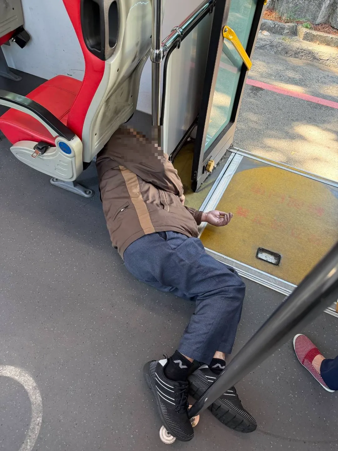 台中84歲老翁搭公車遇煞車摔倒。(圖/警方提供)