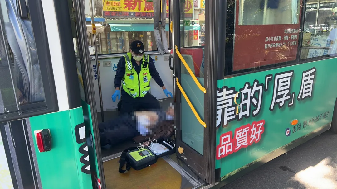 救護人員到場實施急救。(圖/警方提供)