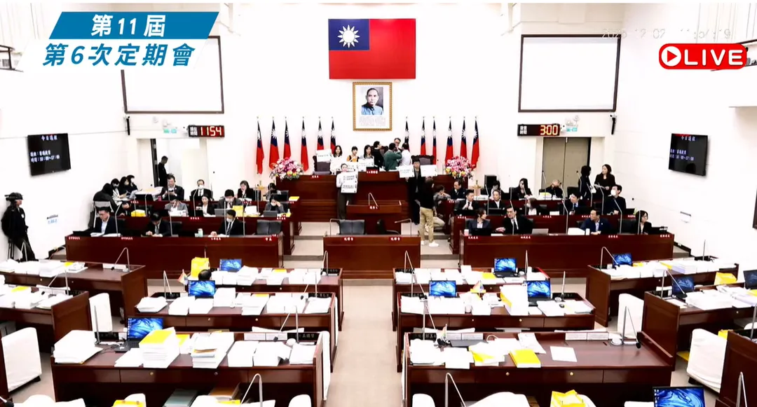 新竹市民進黨團今日因黨團協商破裂霸佔主席台，導致議事癱瘓。（圖取自新竹市議會YT）