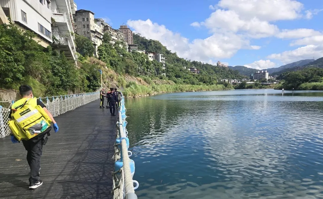 新店碧潭驚見男性浮屍。（圖／翻攝畫面）