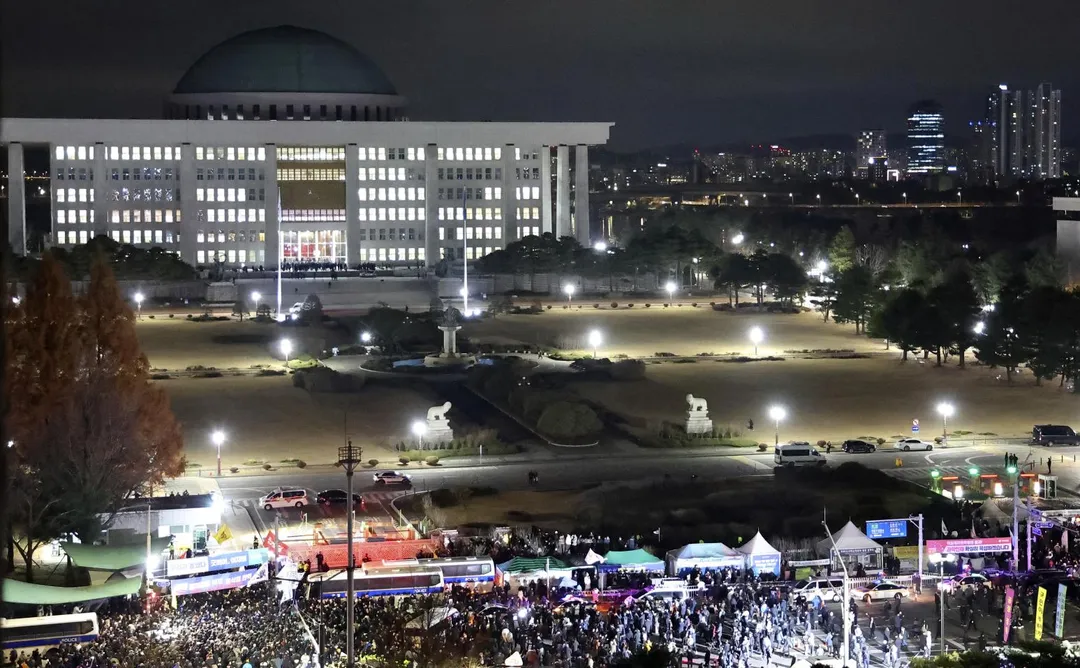 圖為南韓民眾2024年12月4日深夜聚集在國會前，要求發動戒嚴的尹錫悅下台。（資料照／美聯社）