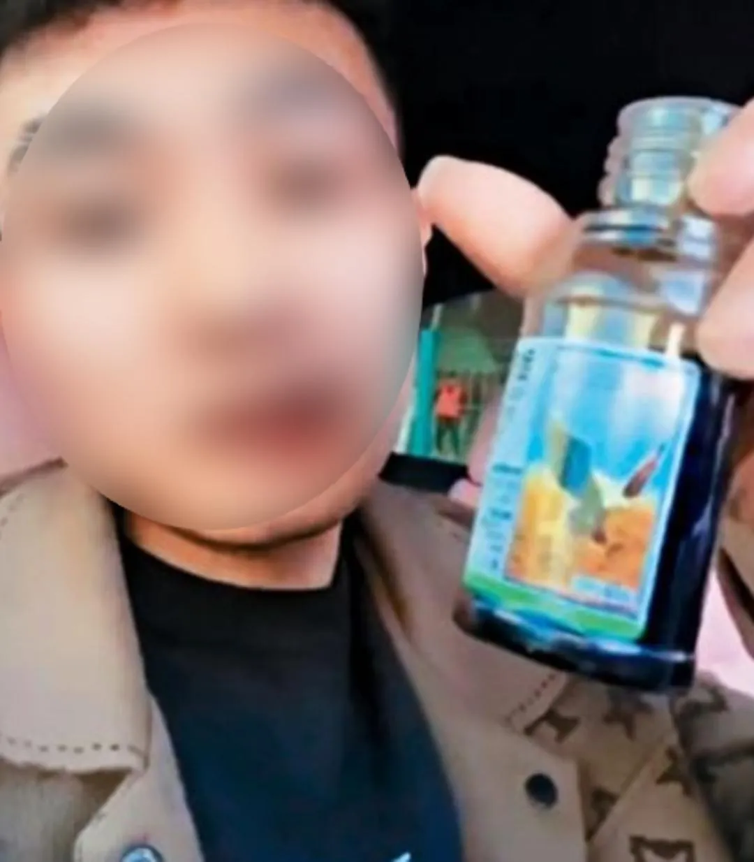 爆竹店主生前發布飲用疑似農藥「敵草快」影片。（圖／翻攝九派新聞）