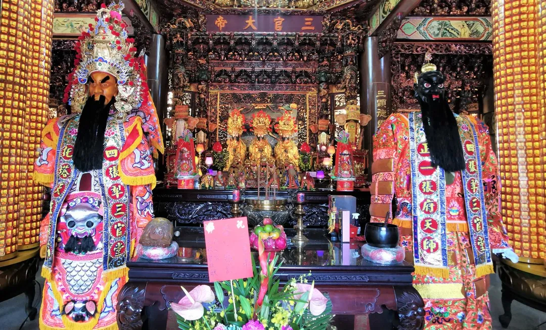 今年國曆12月4日迎來「下元節」和水官大帝誕辰，民俗專家楊登嵙建議準備7樣供品為神明賀壽，也有利於補財運。圖為台中市四張犁三官堂供奉的三官大帝神像。（圖／楊登嵙提供）