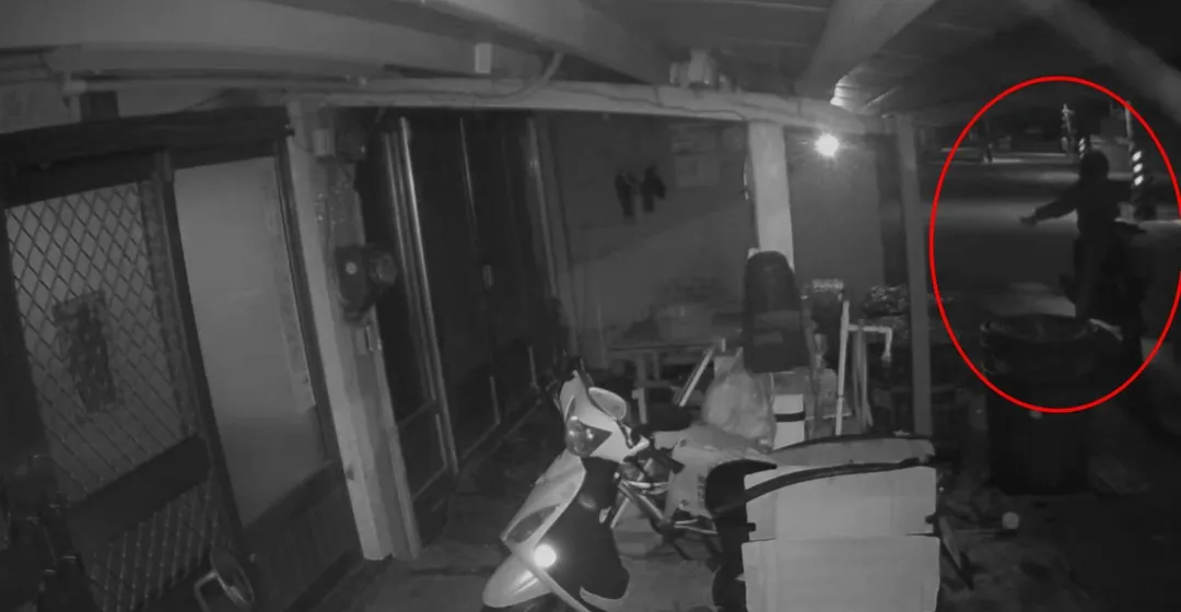 男子不只拿鐵鎚,還疑似拿彈弓射窗戶,過程都被監視器拍下。(圖/當事人提供)
