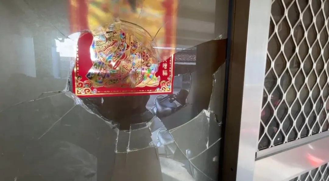 被害人住家玻璃被砸出大洞,目前已經報警處理。(圖/中天新聞)