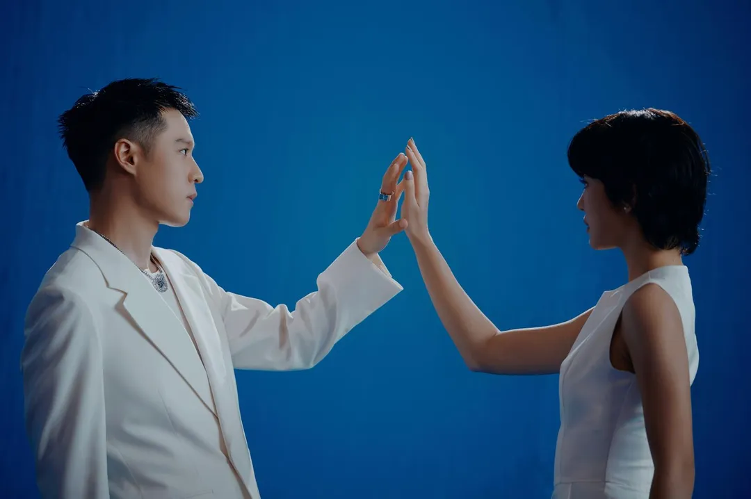 周湯豪要跟女主角有很多對手戲，甚至是一直深情互看的「對眼」戲。（圖／環球音樂 提供）