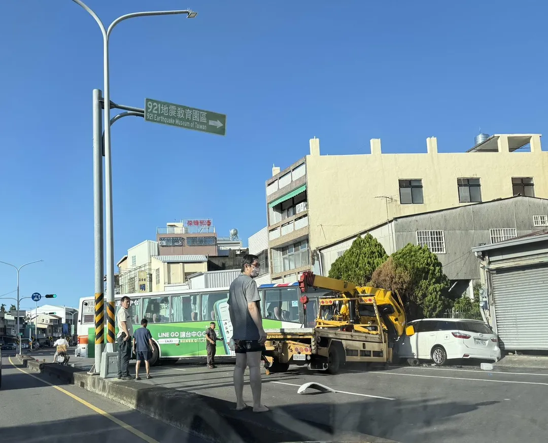 台中霧峰今日發生一起車禍，公車疑似爆胎失控，撞上路邊吊車。（圖／警方提供）
