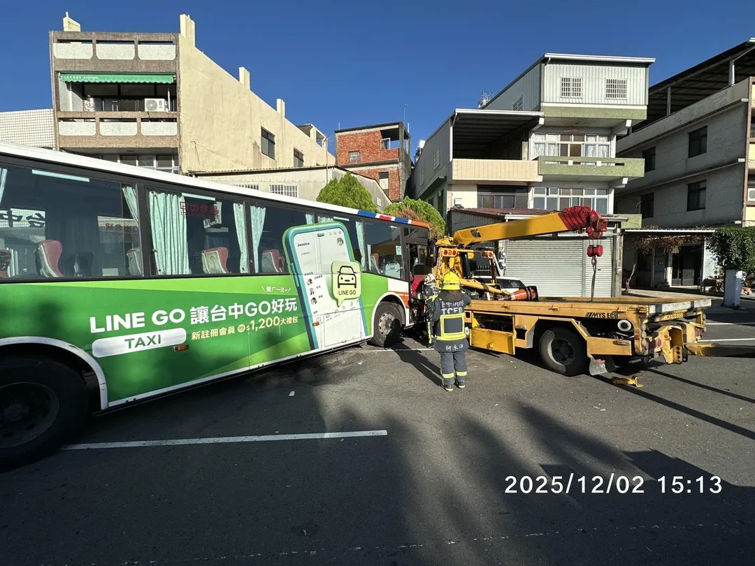 台中霧峰今日發生一起車禍，公車疑似爆胎失控，撞上路邊吊車。（圖／警方提供）
