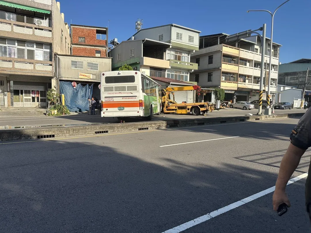 台中霧峰今日發生一起車禍，公車疑似爆胎失控，撞上路邊吊車，造成3人受傷送醫。（圖／警方提供）