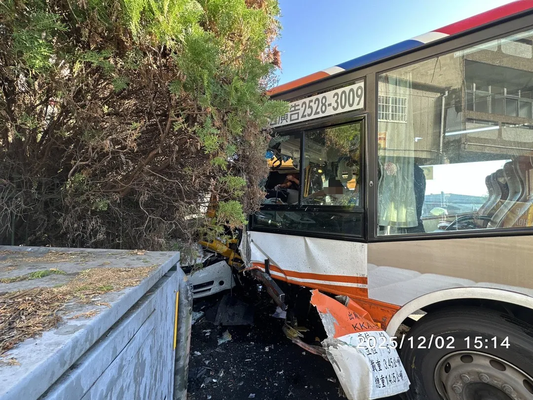 台中霧峰今日發生一起車禍，公車疑似爆胎失控，撞上路邊吊車，造成3人受傷送醫。（圖／警方提供）
