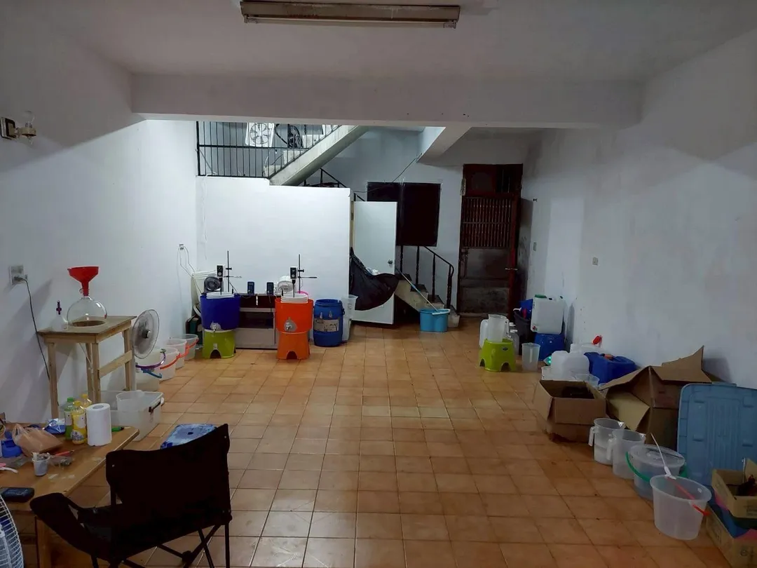 桃園地檢查獲桃園市新屋區民宅，利用含有第二級毒品依托咪酯前驅物成分之「黑水」的製毒工廠，是國內首例。（圖／桃園地檢署提供）