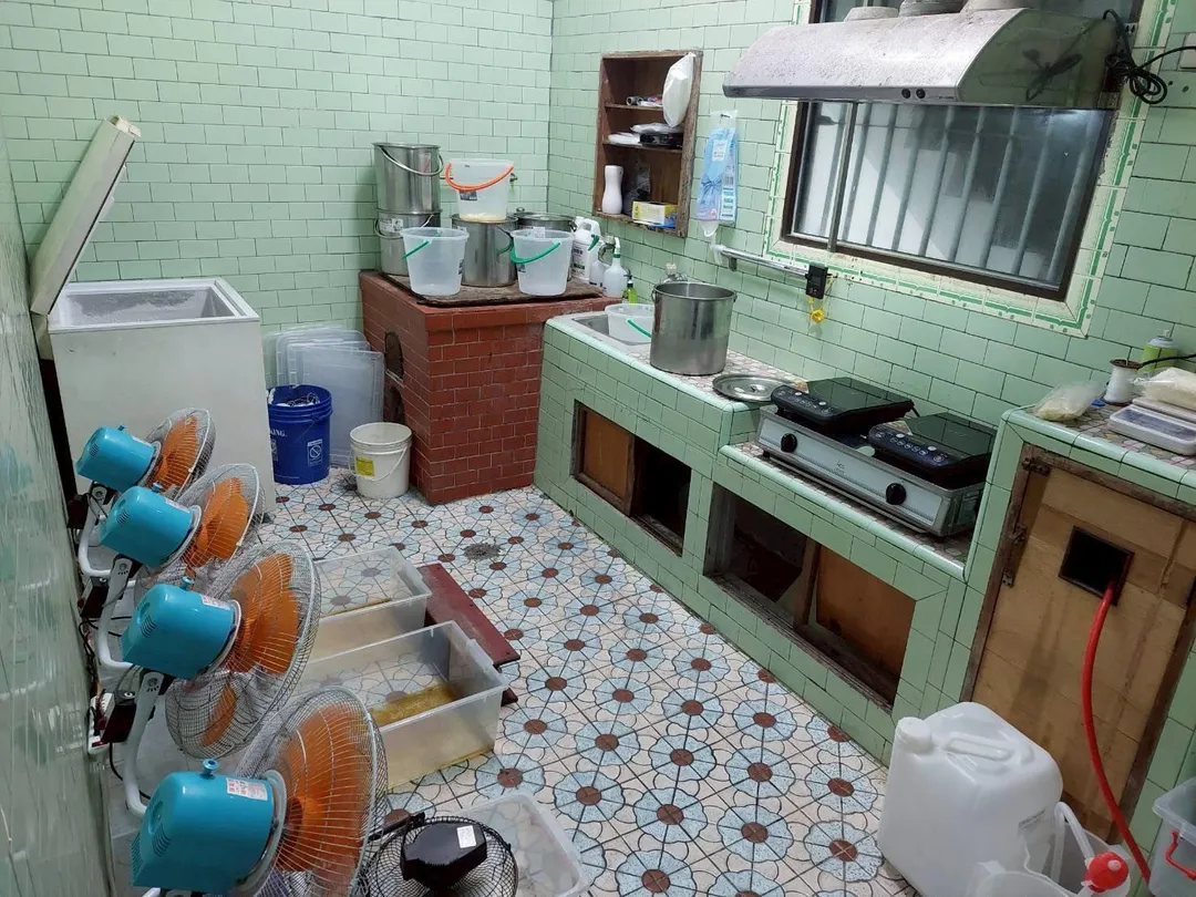 桃園地檢查獲桃園市新屋區民宅，利用含有第二級毒品依托咪酯前驅物成分之「黑水」的製毒工廠，是國內首例。（圖／桃園地檢署提供）
